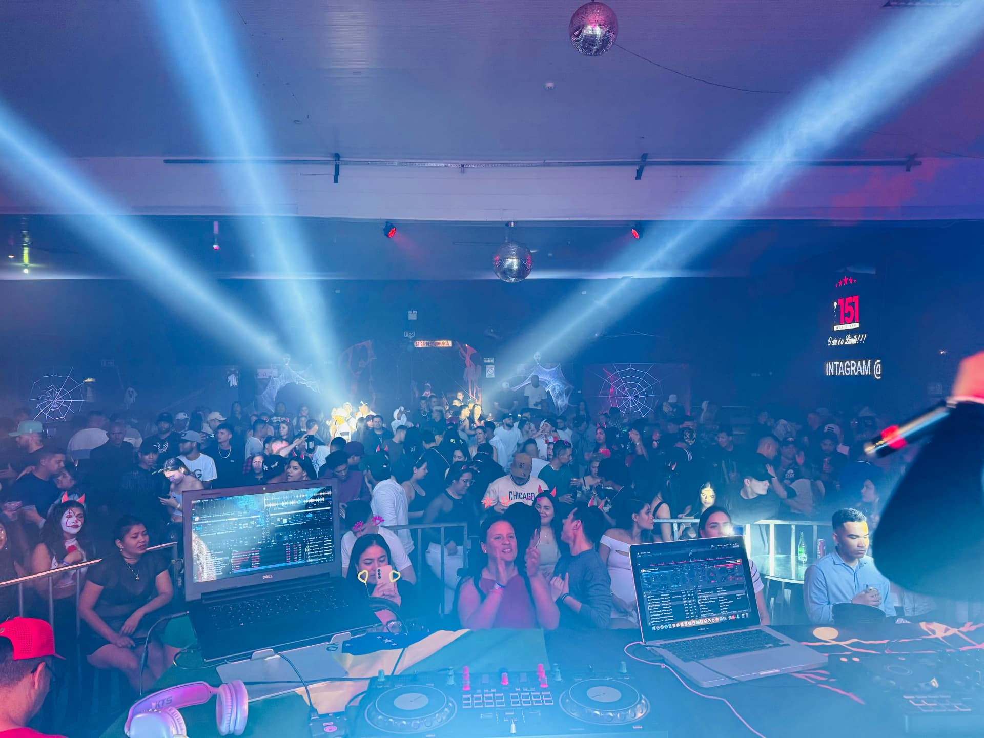 Pista cheia vista da cabine dos DJs