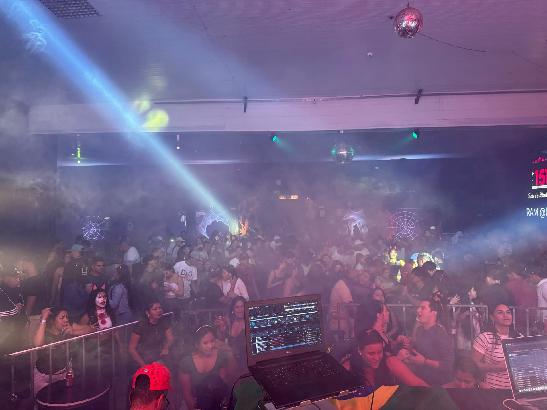 Público reunido durante uma festa com DJs